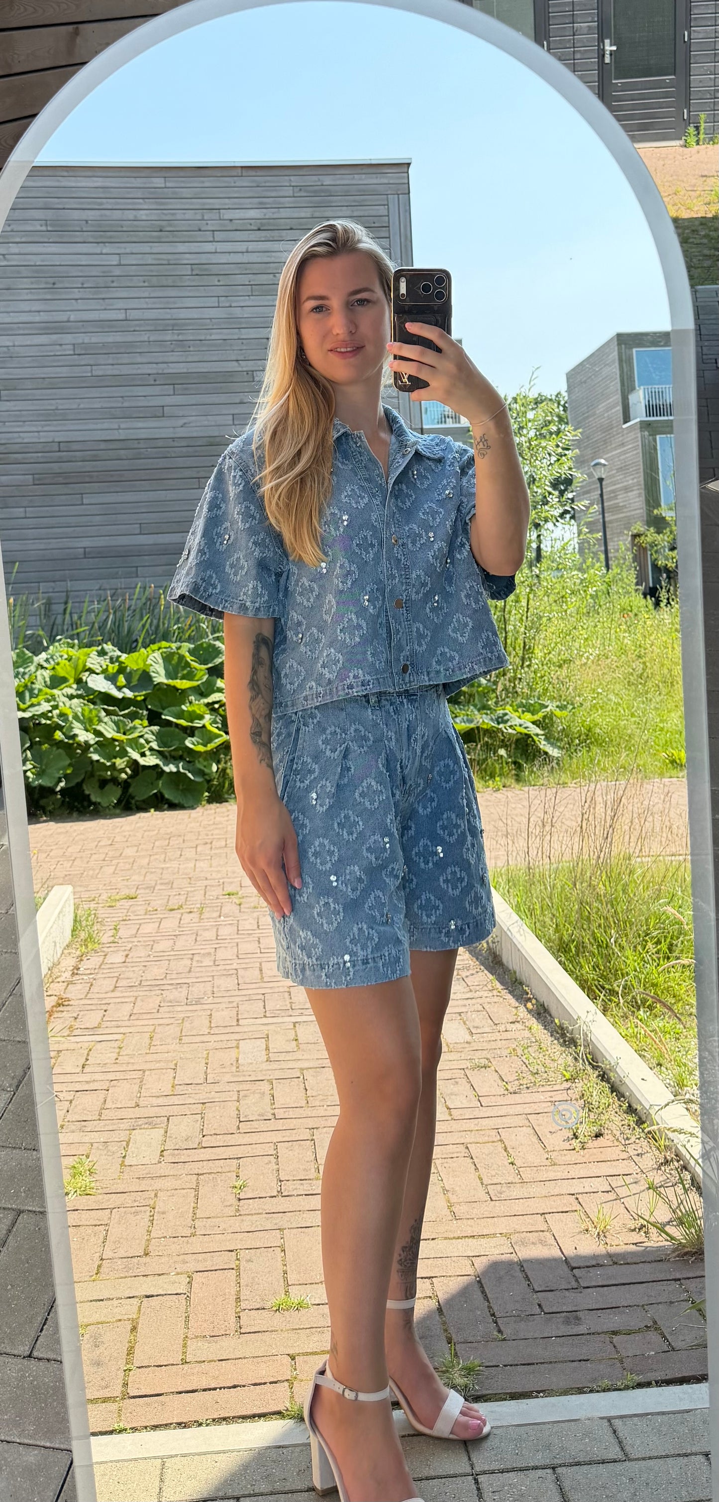 Laura set