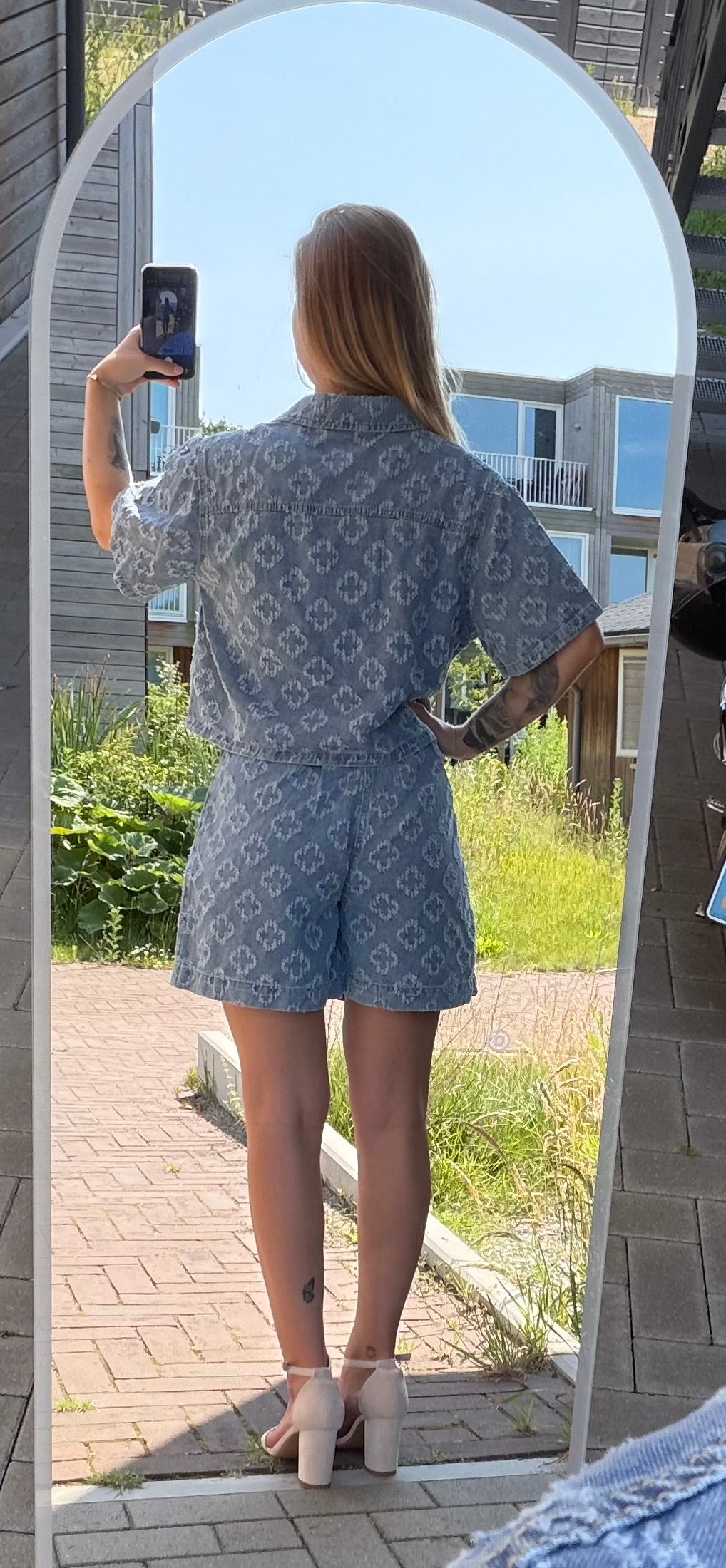Laura set