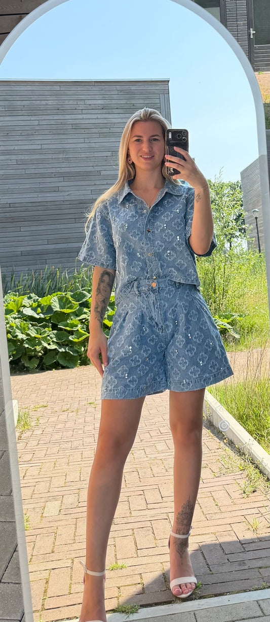 Laura set